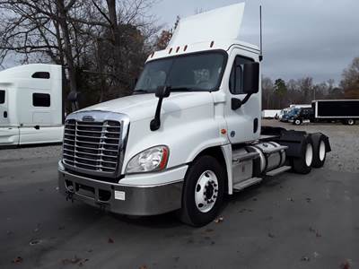Freightliner Cascadia 125 Day Cab Truck - 450HP, 10 Speed Manual