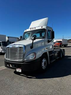 Freightliner Cascadia 125 Day Cab Truck - 450HP, 12 Speed Automatic