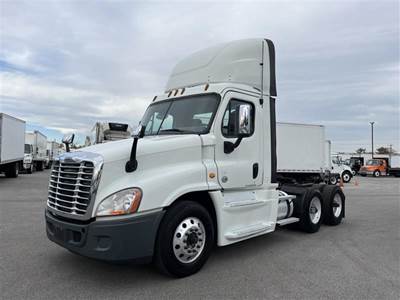 Freightliner Cascadia 125 Day Cab Truck - 455HP, 12 Speed Automatic