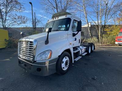 Freightliner Cascadia 125 Day Cab Truck - 450HP, 12 Speed Automatic
