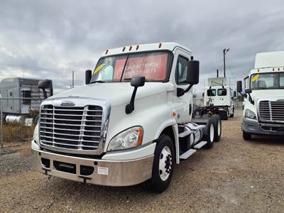 Freightliner Cascadia 125 Day Cab Truck - 450HP, 12 Speed Automatic