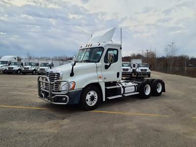 Freightliner Cascadia 125 Day Cab Truck - 455HP, 12 Speed Automatic