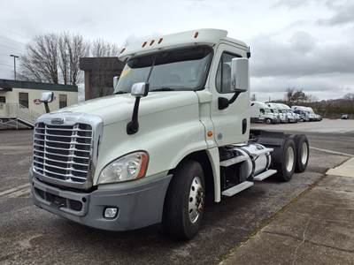 Freightliner Cascadia 125 Day Cab Truck - 475HP, 10 Speed Manual