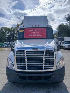 Freightliner Cascadia 125 Day Cab Truck - 450HP, 12 Speed Automatic