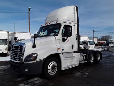 Freightliner Cascadia 125 Day Cab Truck - 455HP, 12 Speed Automatic