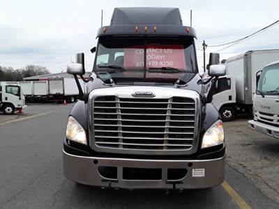 Freightliner Cascadia 125 Day Cab Truck - 450HP, 6 Speed Automatic