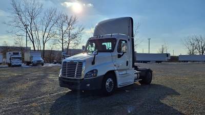 Freightliner Cascadia 125 Single Axle Day Cab Truck - 400HP, 10 Speed Automatic