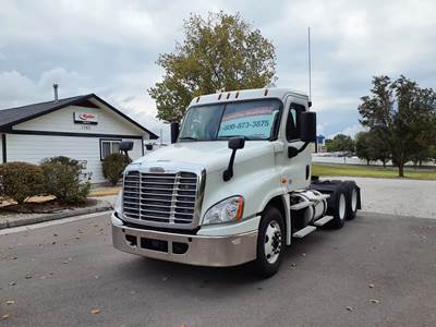 Freightliner Cascadia 125 Day Cab Truck - 450HP, 12 Speed Automatic