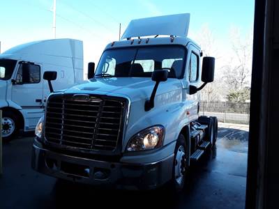 Freightliner Cascadia 125 Day Cab Truck - 450HP, 12 Speed Automatic