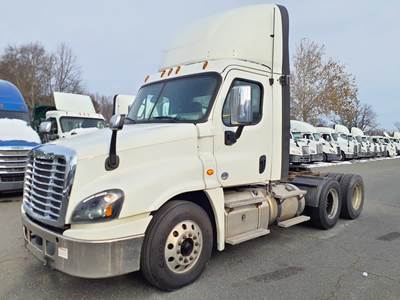Freightliner Cascadia 125 Day Cab Truck - 450HP, 13 Speed Automatic