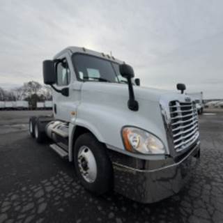 Freightliner Cascadia 125 Day Cab Truck - 450HP, 12 Speed Automatic