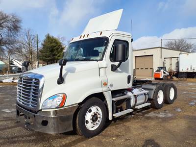 Freightliner Cascadia 125 Day Cab Truck - 450HP, 12 Speed Automatic