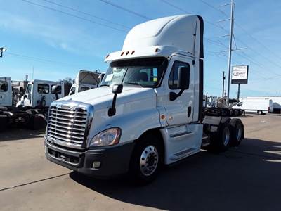 Freightliner Cascadia 125 Day Cab Truck - 450HP, 6 Speed Automatic