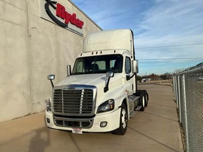 Freightliner Cascadia 125 Day Cab Truck - 455HP, 10 Speed Manual