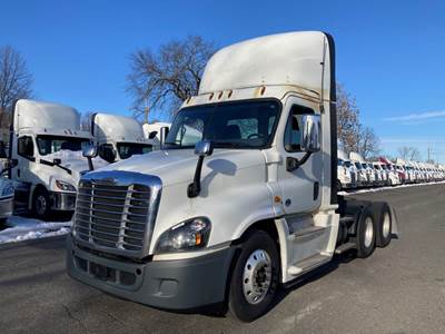 Freightliner Cascadia 125 Day Cab Truck - 400HP, 10 Speed Automatic
