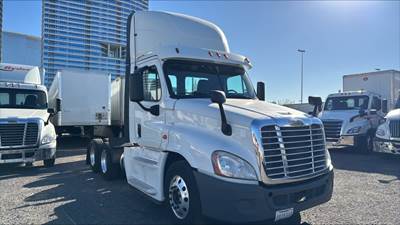 Freightliner Cascadia 125 Day Cab Truck - 450HP, 6 Speed Automatic