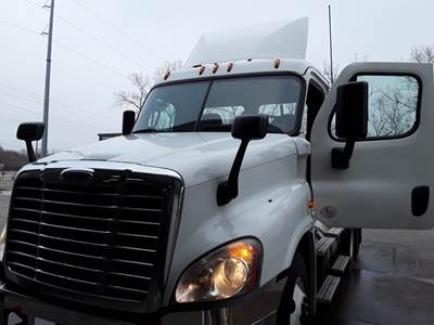 Freightliner Cascadia 125 Day Cab Truck - 450HP, 12 Speed Automatic
