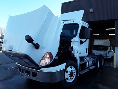 Freightliner Cascadia 125 Day Cab Truck - 450HP, 12 Speed Automatic