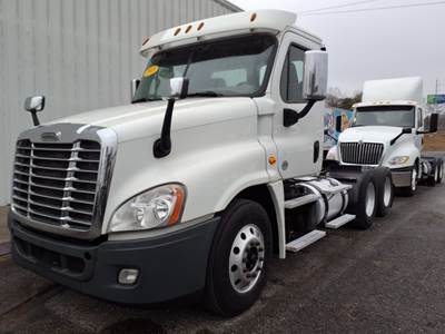 Freightliner Cascadia 125 Day Cab Truck - 475HP, 10 Speed Manual