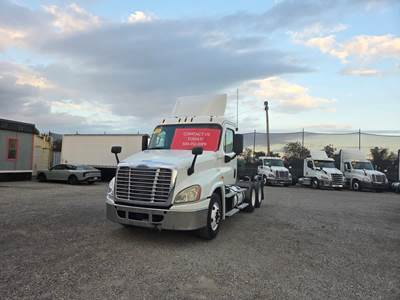 Freightliner Cascadia 125 Day Cab Truck - 450HP, 12 Speed Automatic