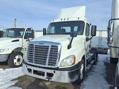 Freightliner Cascadia 125 Day Cab Truck - 450HP, 10 Speed Manual