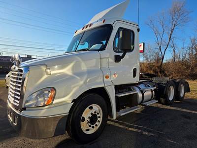 Freightliner Cascadia 125 Day Cab Truck - 455HP, 10 Speed Manual