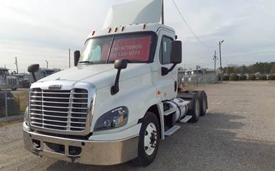 Freightliner Cascadia 125 Day Cab Truck - 450HP, 10 Speed Automatic