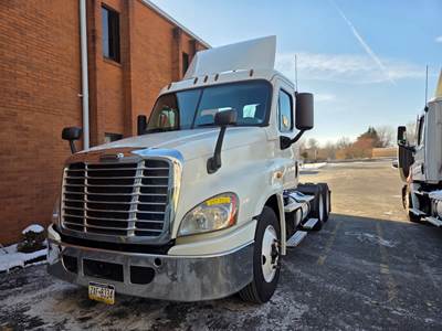 Freightliner Cascadia 125 Day Cab Truck - 450HP, 12 Speed Automatic