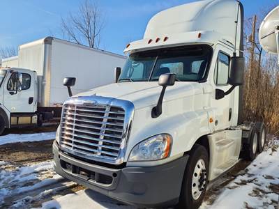 Freightliner Cascadia 125 Day Cab Truck - 450HP, 6 Speed Automatic