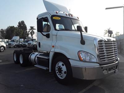 Freightliner Cascadia 125 Day Cab Truck - 450HP, 12 Speed Automatic