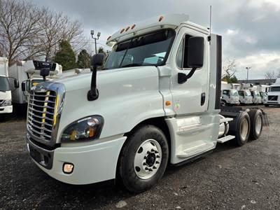 Freightliner Cascadia 125 Day Cab Truck - 450HP, 5 Speed Automatic