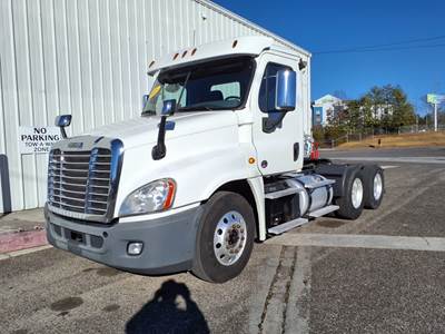 Freightliner Cascadia 125 Day Cab Truck - 475HP, 10 Speed Manual