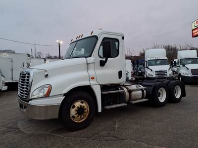 Freightliner Cascadia 125 Day Cab Truck - 475HP, 13 Speed Automatic