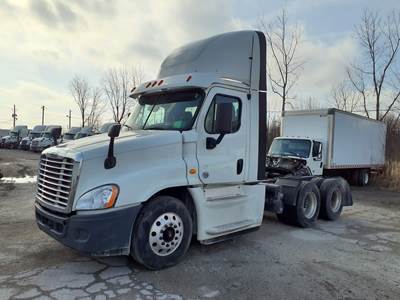 Freightliner Cascadia 125 Day Cab Truck - 450HP, 6 Speed Automatic