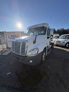 Freightliner Cascadia 125 Day Cab Truck - 475HP, 10 Speed Manual
