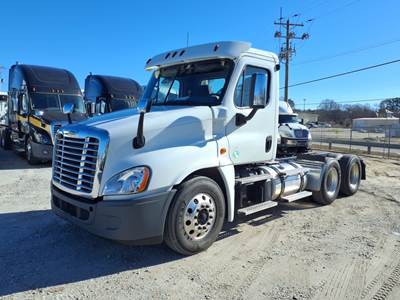 Freightliner Cascadia 125 Day Cab Truck - 475HP, 10 Speed Manual