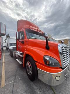 Freightliner Cascadia 125 Day Cab Truck - 505HP, 12 Speed Automatic
