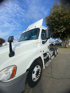 Freightliner Cascadia 125 Day Cab Truck - 450HP, 12 Speed Automatic
