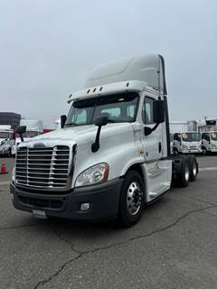 Freightliner Cascadia 125 Day Cab Truck - 450HP, 6 Speed Automatic