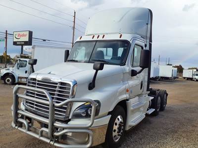 Freightliner Cascadia 125 Day Cab Truck - 455HP, 12 Speed Automatic