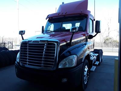 Freightliner Cascadia 125 Day Cab Truck - 455HP, 10 Speed Manual