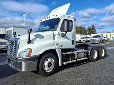 Freightliner Cascadia 125 Day Cab Truck - 450HP, 12 Speed Automatic