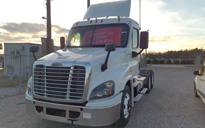 Freightliner Cascadia 125 Day Cab Truck - 450HP, 10 Speed Manual