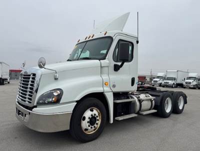 Freightliner Cascadia 125 Day Cab Truck - 455HP, 12 Speed Automatic