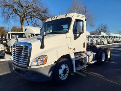 Freightliner Cascadia 125 Day Cab Truck - 475HP, 10 Speed Manual