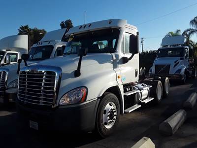 Freightliner Cascadia 125 Day Cab Truck - 410HP, 12 Speed Automatic