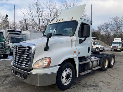 Freightliner Cascadia 125 Day Cab Truck - 455HP, 12 Speed Automatic