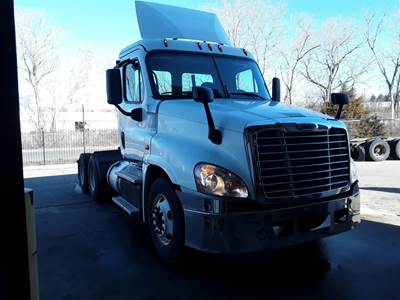 Freightliner Cascadia 125 Day Cab Truck - 450HP, 10 Speed Manual