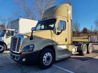 Freightliner Cascadia 125 Day Cab Truck - 455HP, 12 Speed Automatic