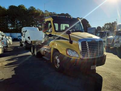 Freightliner Cascadia 125 Day Cab Truck - 450HP, 12 Speed Automatic
